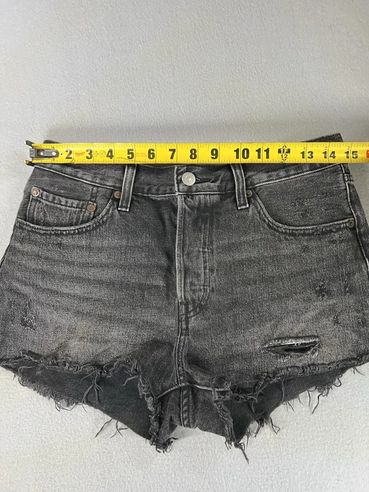 Pantalones Cortos Para Mujer Levi's 501 30 Negros Denim Distress Deshilachado Dobladillo 3 Botones Novia Foto 4 de 4