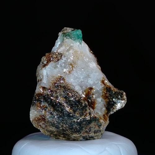 Emerald crystal in Biotite Mica Schist matrix natural mineral specimen 62.2ct - Picture 2 of 6