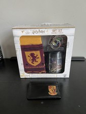 harry-potter-wizarding-world-gift-set-hogwarts-mug-gryffindor-socks-keychain