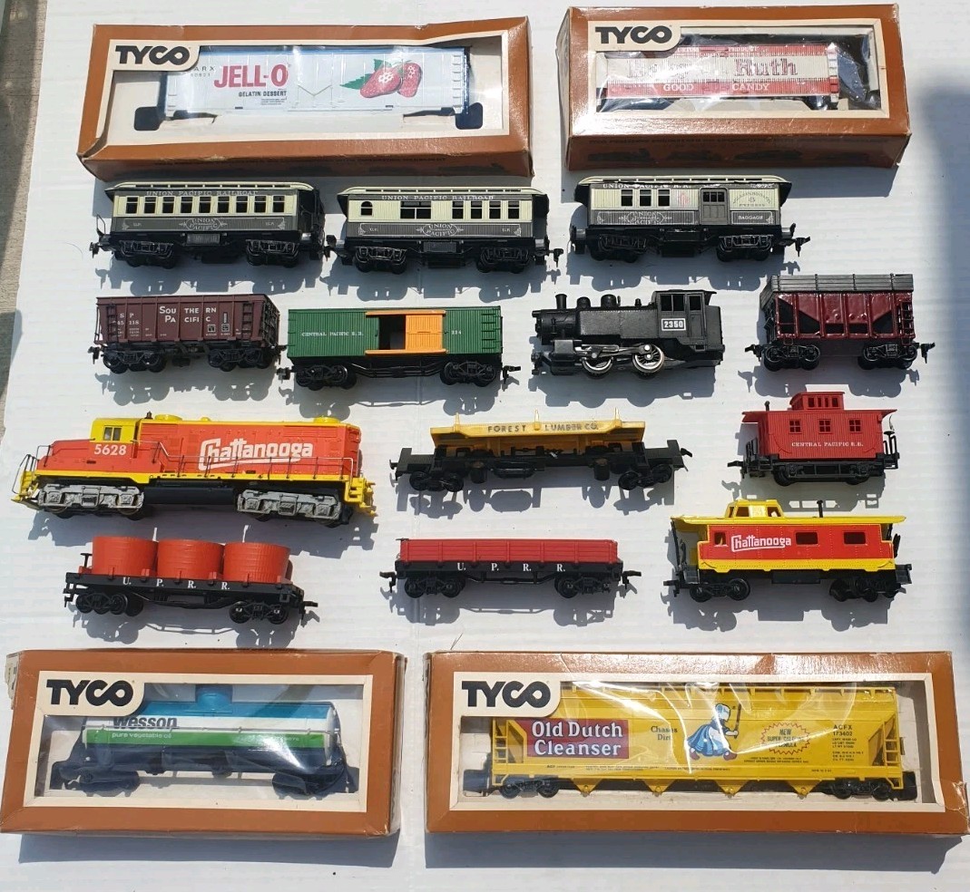 HO Scale Vintage Model Train Cars, Track, Lifters, Manuals & 2 Build Kits