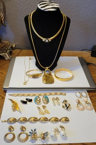 Vtg Signed Trifari Costume Jewelry Lot  Gold Tone (Crown & Mid Century)
