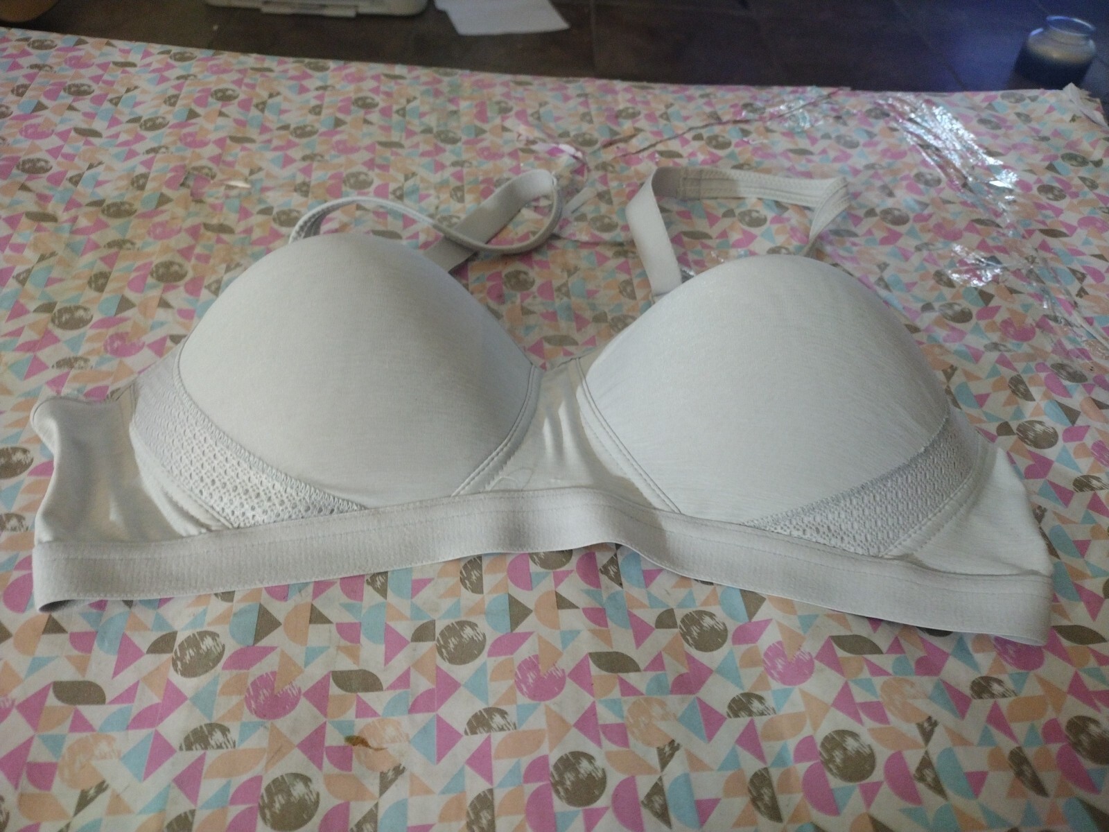 Women's Defective Bra Hanes Brand Size Large Wire Free.