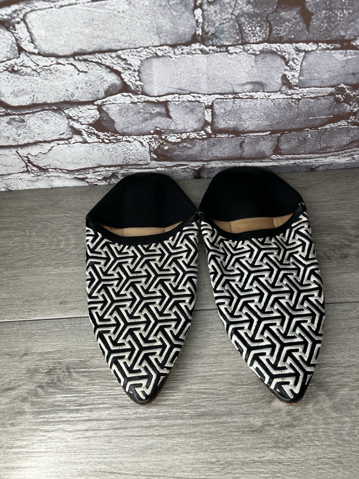Black and White Geometric pattern flat Pointed Toe Mules Men