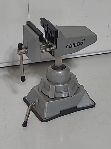 Étau à base d'aspiration BESSEY - Mâchoires 2,75".