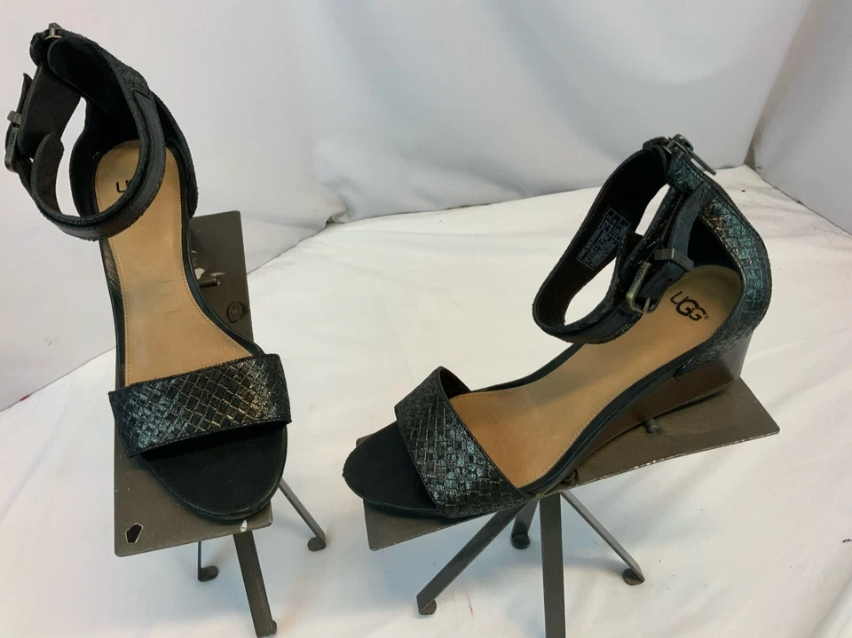 "Tacones de cuña con correa Ugg talla 8 gris negro hebilla trasera con cremallera tacón de 2"" como nuevos YGI G1S-68" Foto 2 de 4