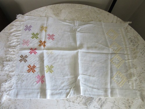 2 vintage embroidered dresser doilies. Geometric pattern - Picture 2 of 12