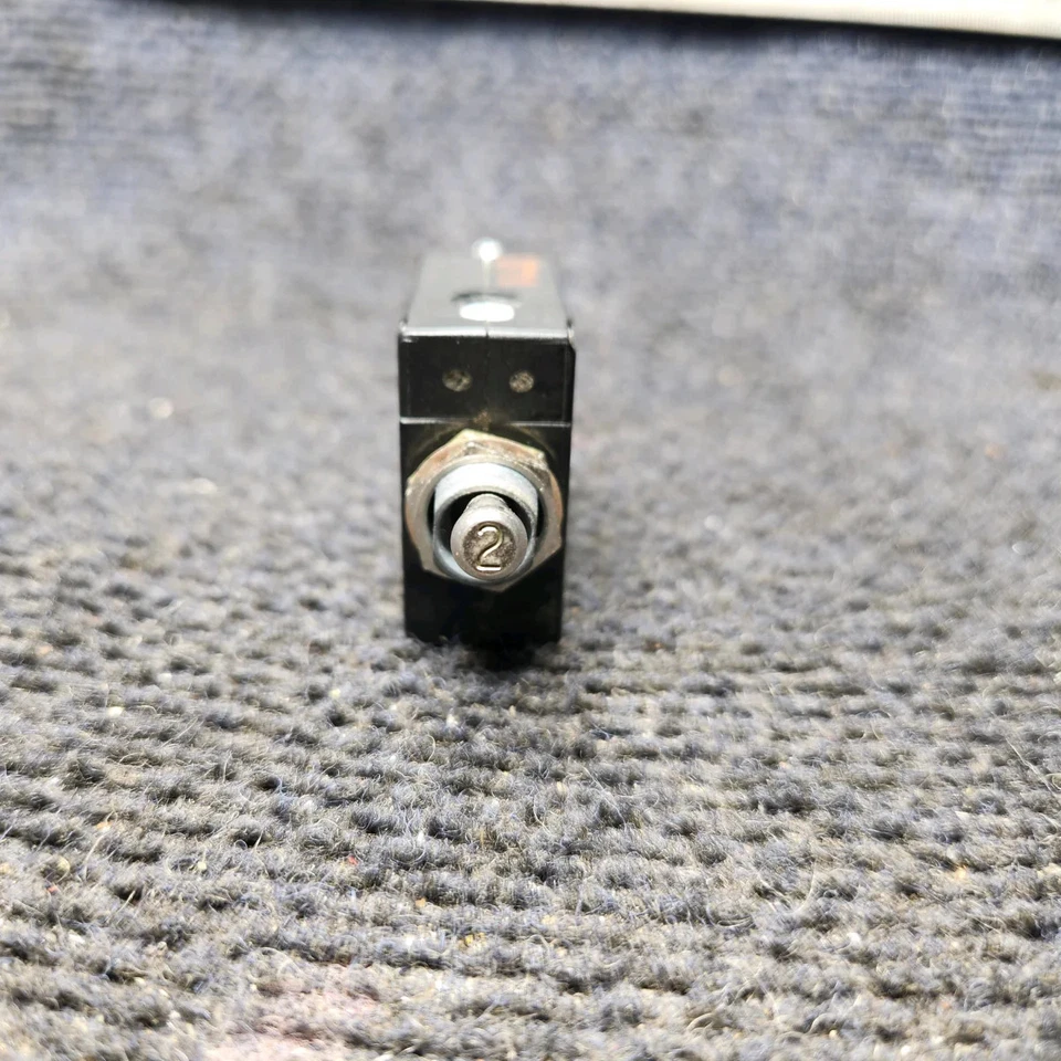 W31X2M1G2 | Tyco Electronics Serie W31 | PIPER PA-24 | Disyuntor 2 AMPS Foto 2 de 4