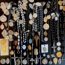 VINTAGE TO NOW RELIGIOUS CATHOLIC ROSARY & MEDAL JUNK DRAWER LOT