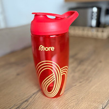 More Premium Shaker Fibo LE700 ml Rot Kunststoff mit Messskala & Sieb