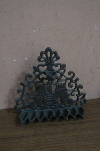 VINTAGE CAST IRON HANUKKAH MENORAH JEWISH OIL LAMP JUDAICA 6.5" x7" LIONS JUDAH - Picture 3 of 6
