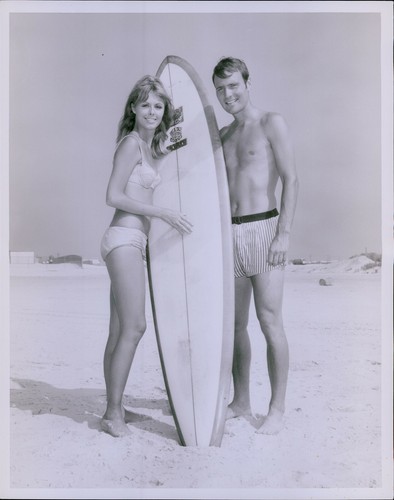 LG810 1960s Original Ewing Galloway Photo SEXY SUMMER LOVE Beach Couple Bikini - 第 1/2 張圖片