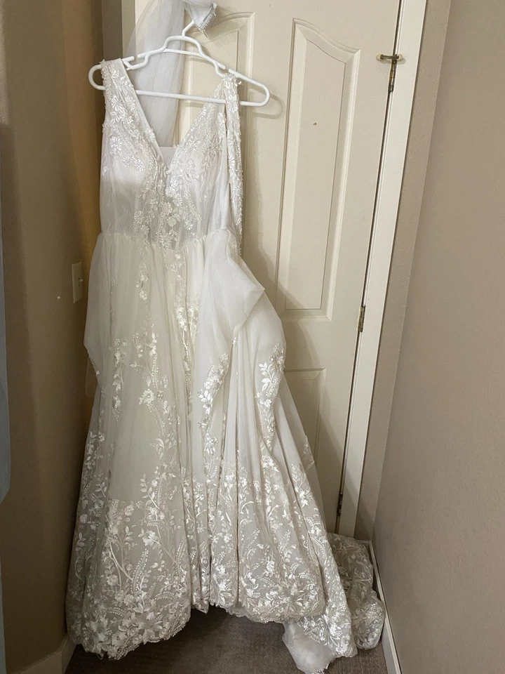 Wedding Dress Lace Ivory Extra Long Train - Size 14 - Image 4 of 4