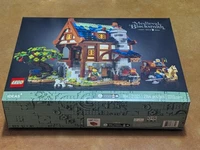 LEGO 21325 Medieval Blacksmith. Small box puncture. See pics. Brand new, sealed