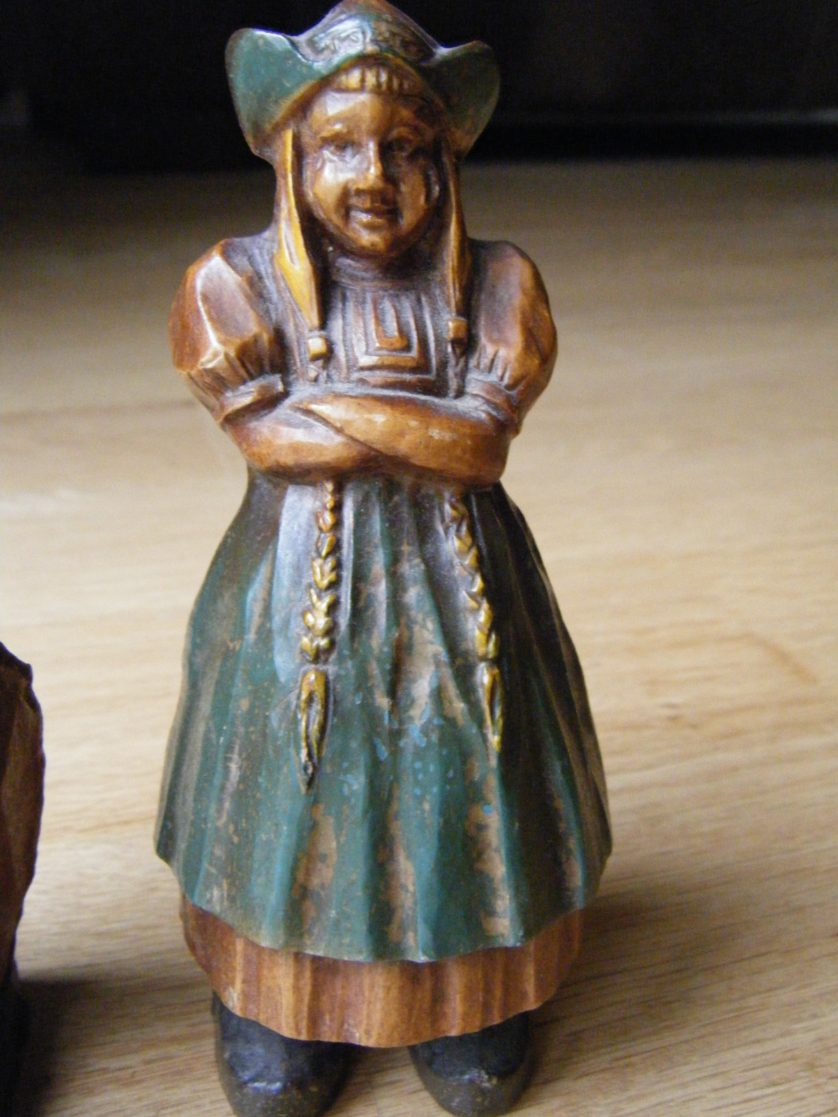 ANTIQUE SYROCO Carvings Dutch Man & Woman Figurines