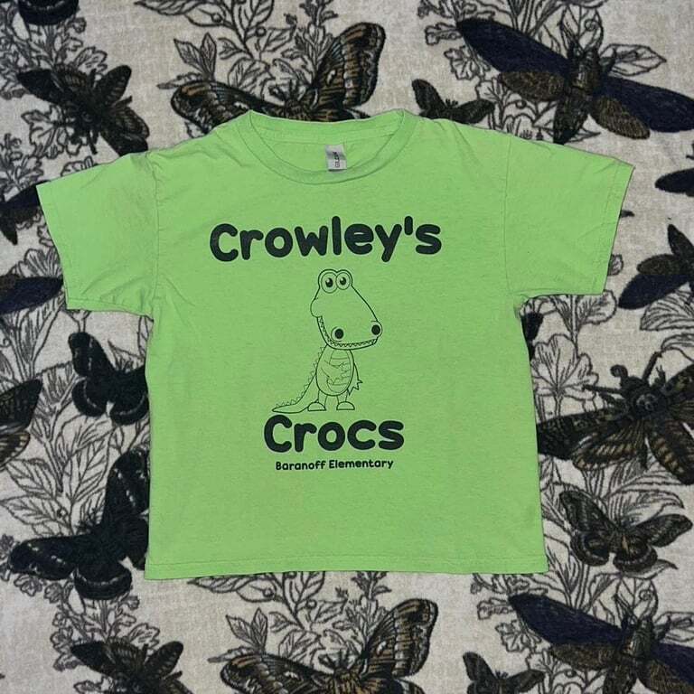 ALTRA T shirt bambino verde Brat con scritte nere e illustrazione coccodrillo tagliato. Youth S