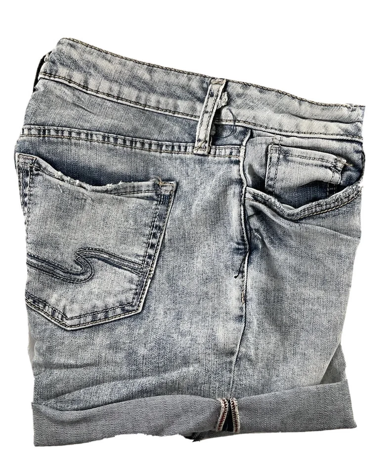 Pantalones cortos plateados Elyse tiro medio curvilíneos puños elásticos denim claro para mujer 26 Foto 3 de 4