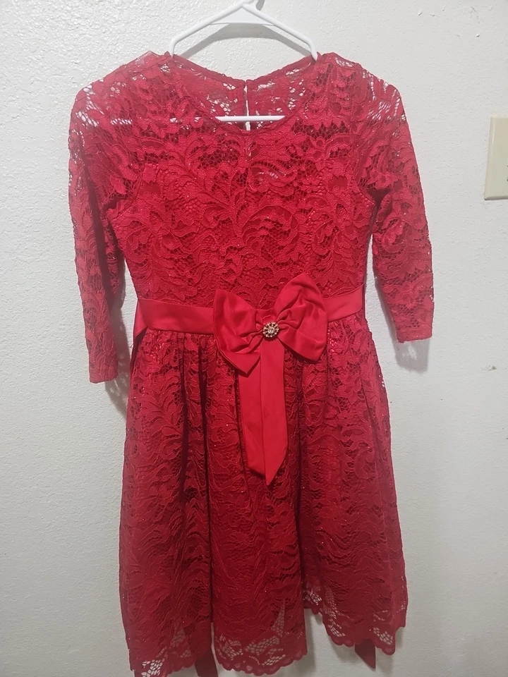 Vestido de Encaje Rojo Ediciones Raras con Lazo y Medallón de Estrás, Talla 10 Foto 3 de 4