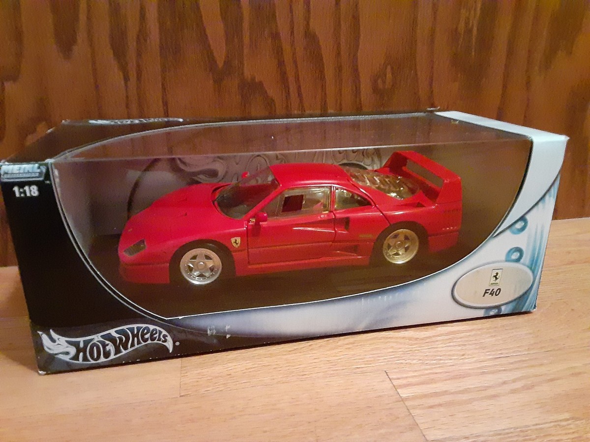 HotWheels 1:18 DieCast Ferrari F40 Racing Red - Yellowed Windows
