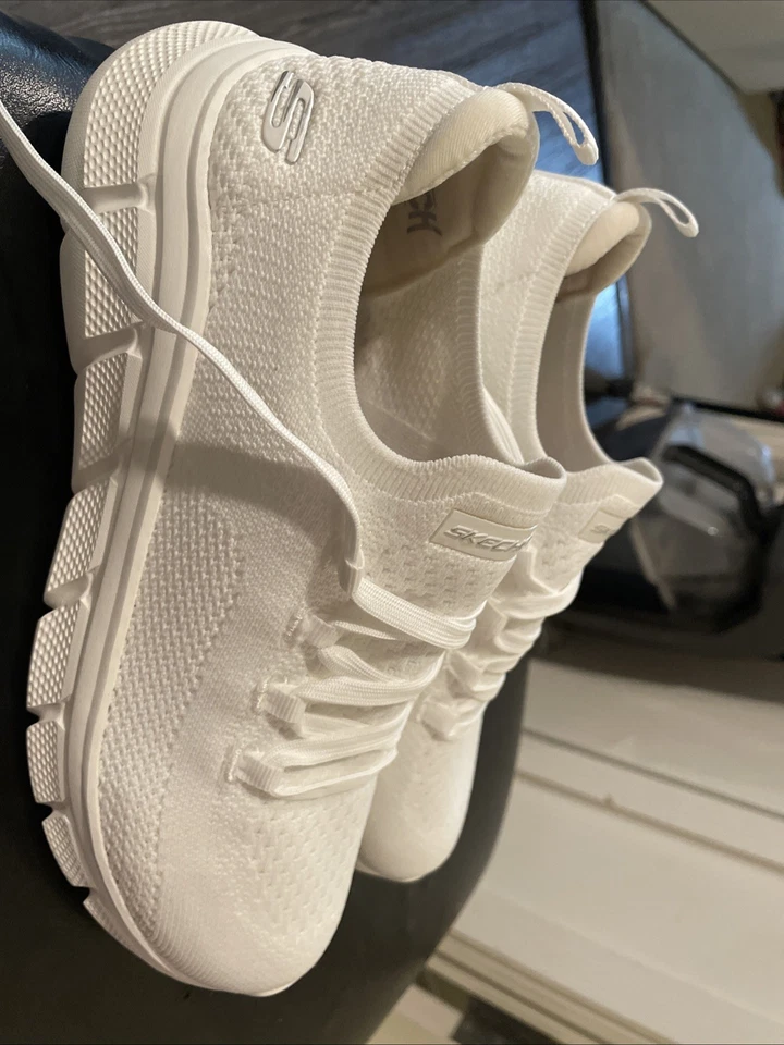 Tenis para correr Skechers blancos de espuma viscoelástica muy nuevos solo usados una vez talla 8/12 Foto 3 de 4