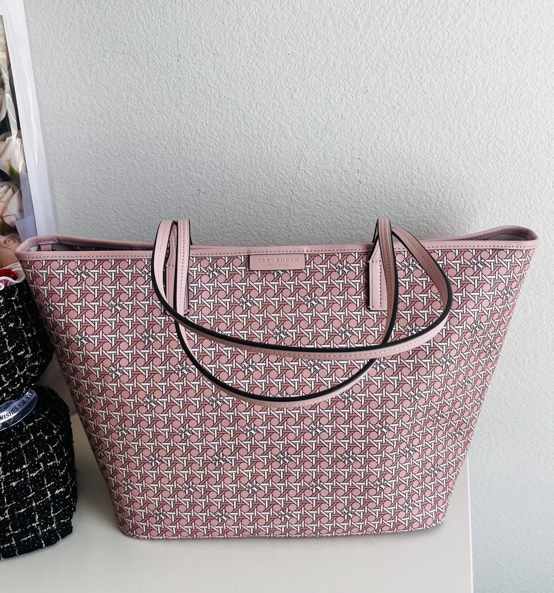 【未使用に近い】TORYBURCH  ファスナー　Tロゴ　エンボス　ピンク NWT Tory Burch Ever-Ready Tote Pink Logo Zip Closure Winter Peach