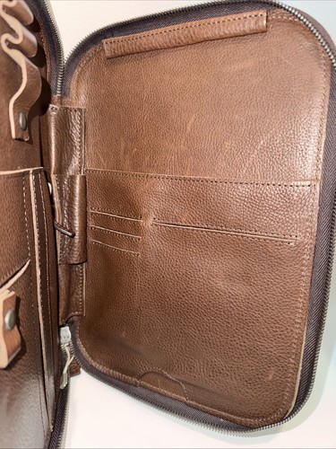 Organizer This Is Ground in pelle marrone con cerniera 11” X 9” - Foto 6 di 9