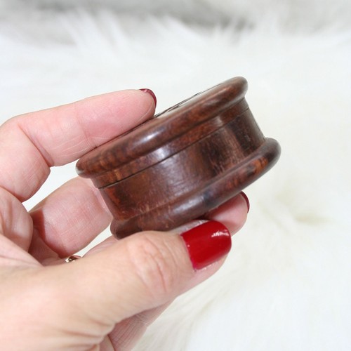 Molinillo de hierbas diosa de la tierra tallado molinillo de hierbas de madera 2" altar wiccano redondo - Imagen 6 de 10