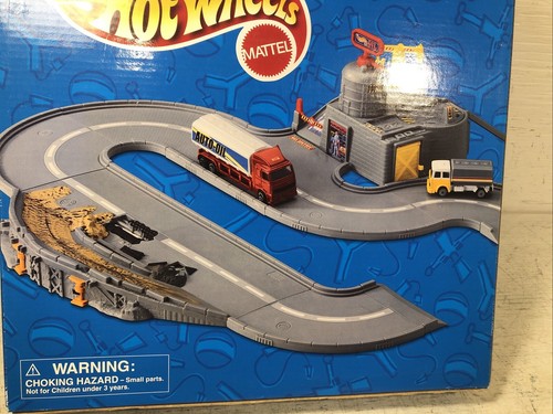 Hot Wheels World Deluxe Oil Refinery Play-set New In Box Factory Sealed 2 Trucks - Picture 7 of 16
