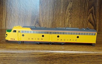 Life-Like HO Proto 2000 Series EMD E8/9 Union Pacific Locomotive