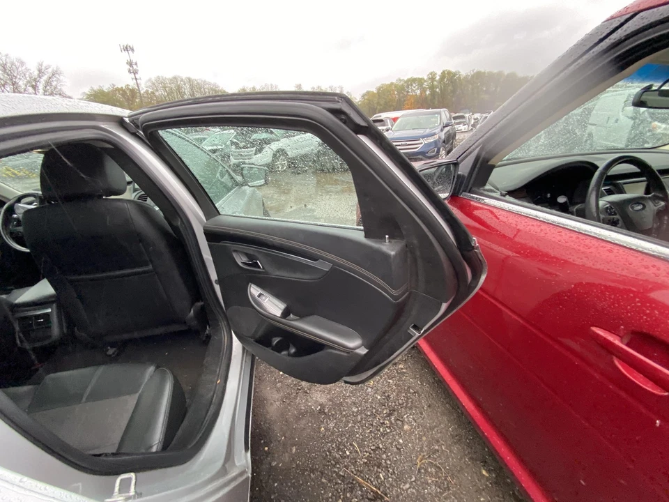 Used Rear Right Door Assembly Rear Side fits: 2018 Chevrolet Impala LS R. Rear R - Imagem 2 de 4