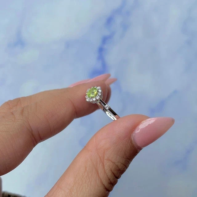 Anillo de boda de diamantes de peridoto creado en laboratorio de corte redondo de 1,20 quilates enchapado en oro blanco de 14 quilates Foto 4 de 4