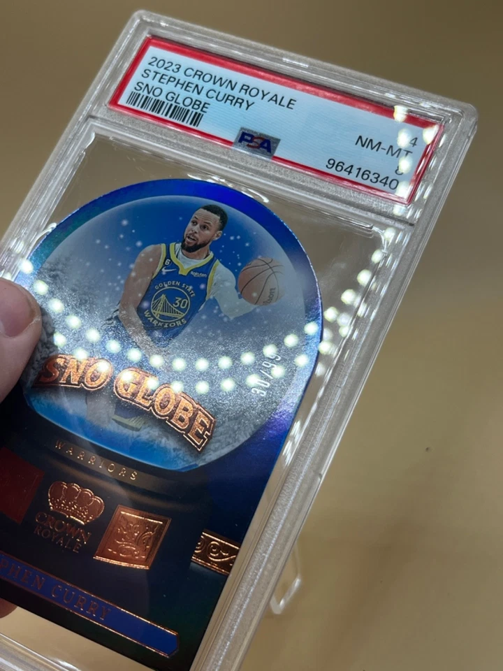 2023 Crown Royale Стивен Карри Sno глобус #30/99 PSA 8 ДЖЕРСИ НОМЕР МАТЧ - Изображение 2 из 3