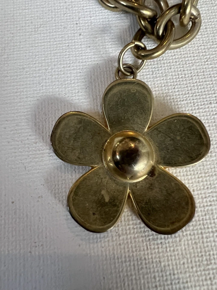 Berloque Marc by Marc Jacobs pulseira corrente cor ouro vintage margarida enferrujada como está - Imagem 3 de 4