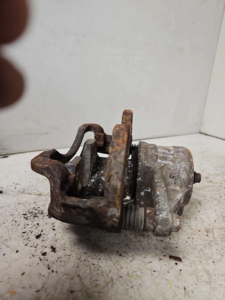 04-09 KIA SPECTRA Right Front Caliper & Bracket Assembly Passenger Side Rh OEM - Image 4 of 4