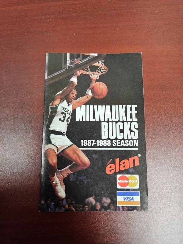 ES25 Milwaukee Bucks 1987/88 NBA Basketball Pocket Schedule - Elan/MasterCard