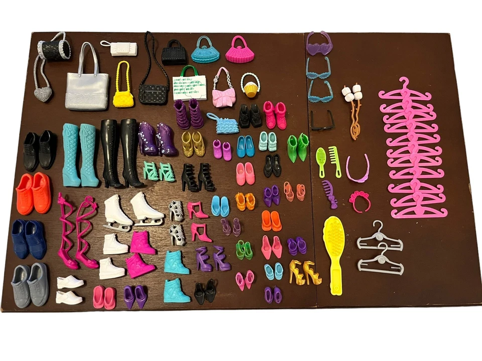 Lote Mattel de Roupas Barbie, Sapatos Barbie e Ken, Bolsas Cabides Pincel Tiaras Etc - Imagem 2 de 4