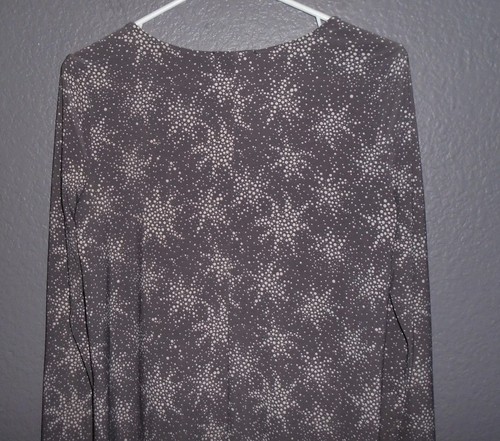 Daisy Fuentes Long Sleeve Scoop Neck Gray, White Polka Dot Star Blouse SMALL EUC - 第 9/10 張圖片