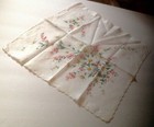 Vintage Ladies Hanky-Daisies Daisies Daisies-Bouquet on White Scallop Edges~Nice