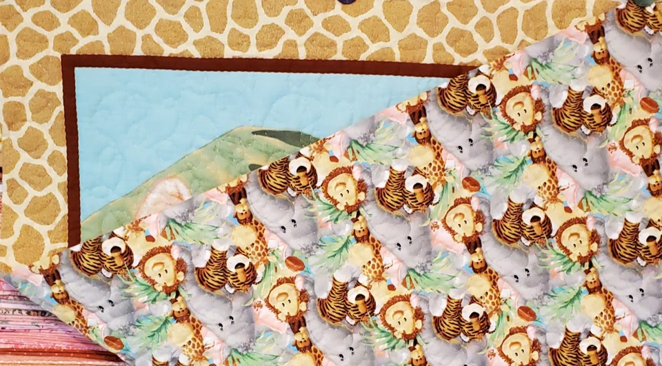 Linda manta de bebé nueva hecha a mano y acolchada a mano "Jungle Babies" Foto 2 de 4