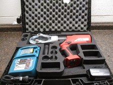Crimpadora hidráulica Greenlee Gator 15 toneladas 18 V herramienta de batería de prensado EK1550FTLU DC