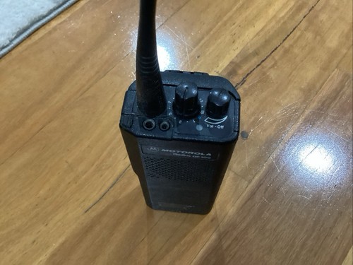 Motorola Radius GP300 UHF 16 Chanel Two Way Radio Model P94YPC20C2AA - Photo 3/4