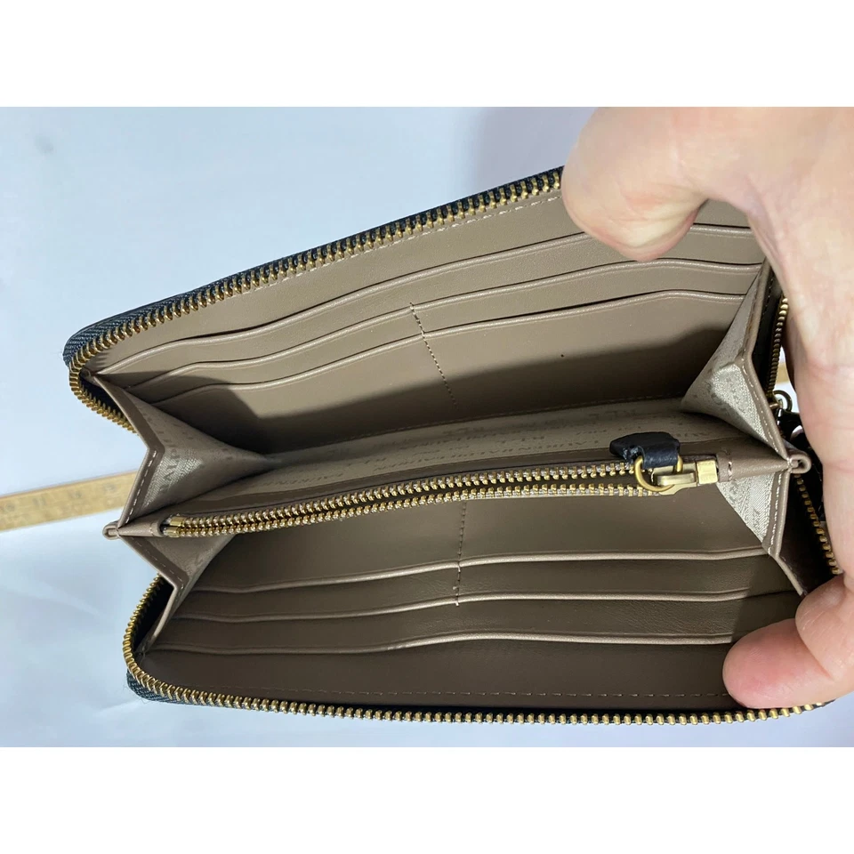 Cartera de cuero negra Ralph Lauren cierre de cremallera botón dorado puntada texturizada  Foto 2 de 4