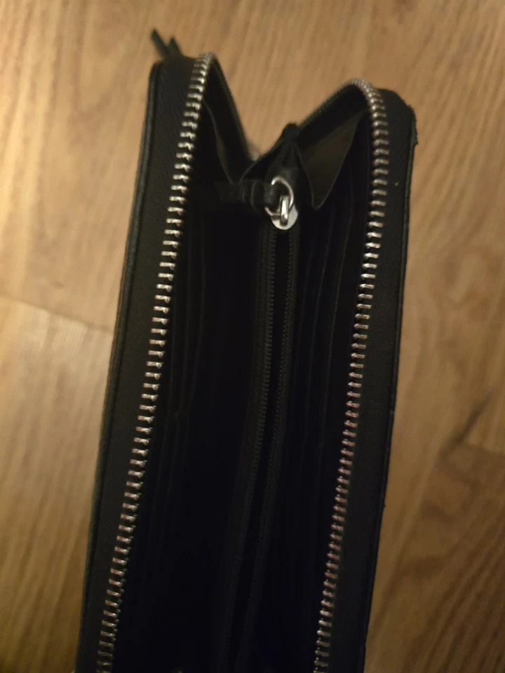 Cartera negra con cremallera alrededor de Calvin Klein para mujer Foto 3 de 4