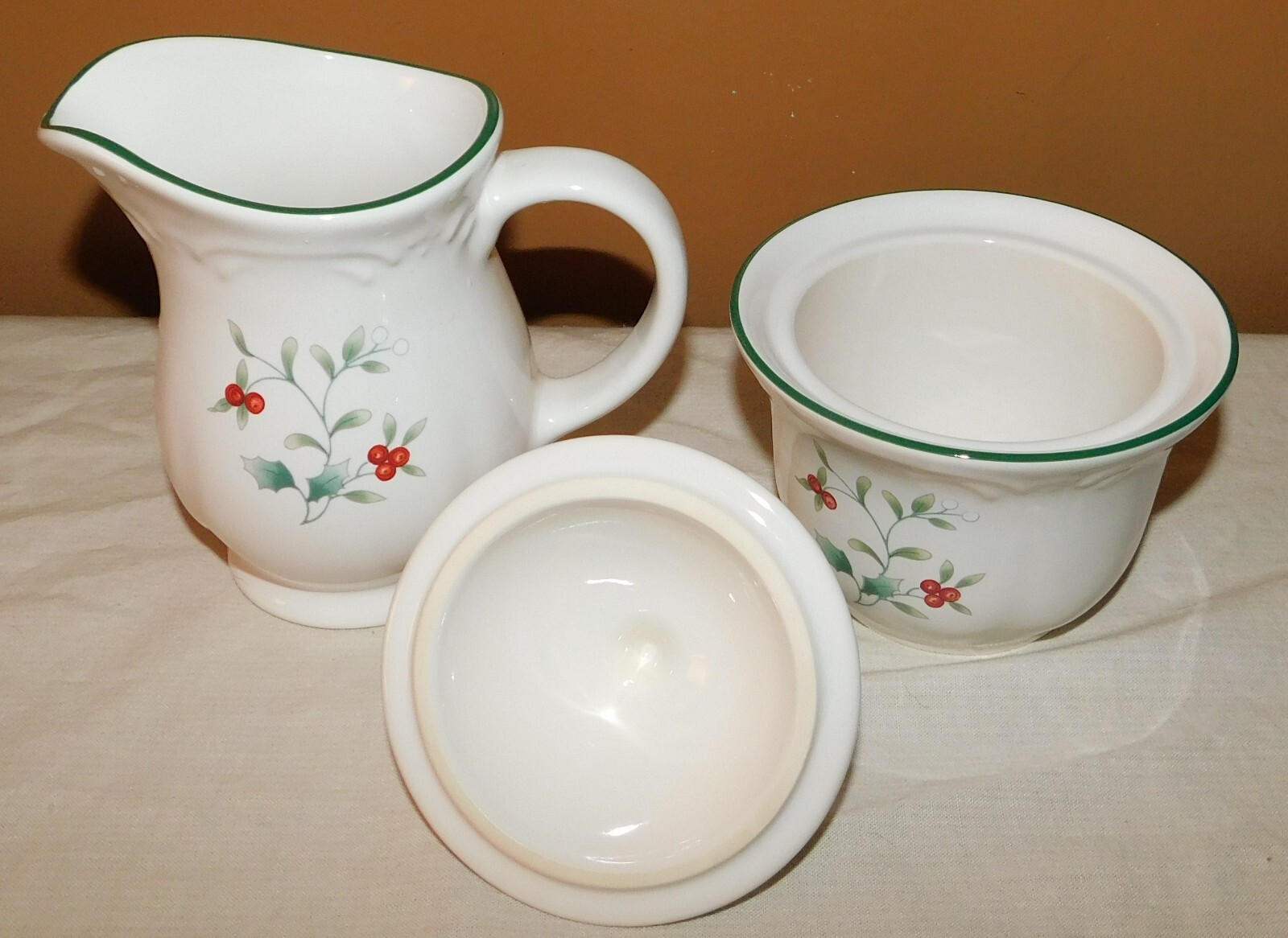 Pfaltzgraff Winterberry Holly Leaves & Berries Covered Sugar Bowl