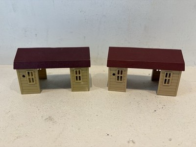 2 Sammlerstücke Miniatur Bahnhof / Offene Scheune / Wartezimmer Stil Vintage