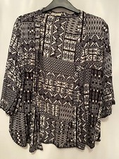 Black And White Over Top Jacket Size Large (16) 