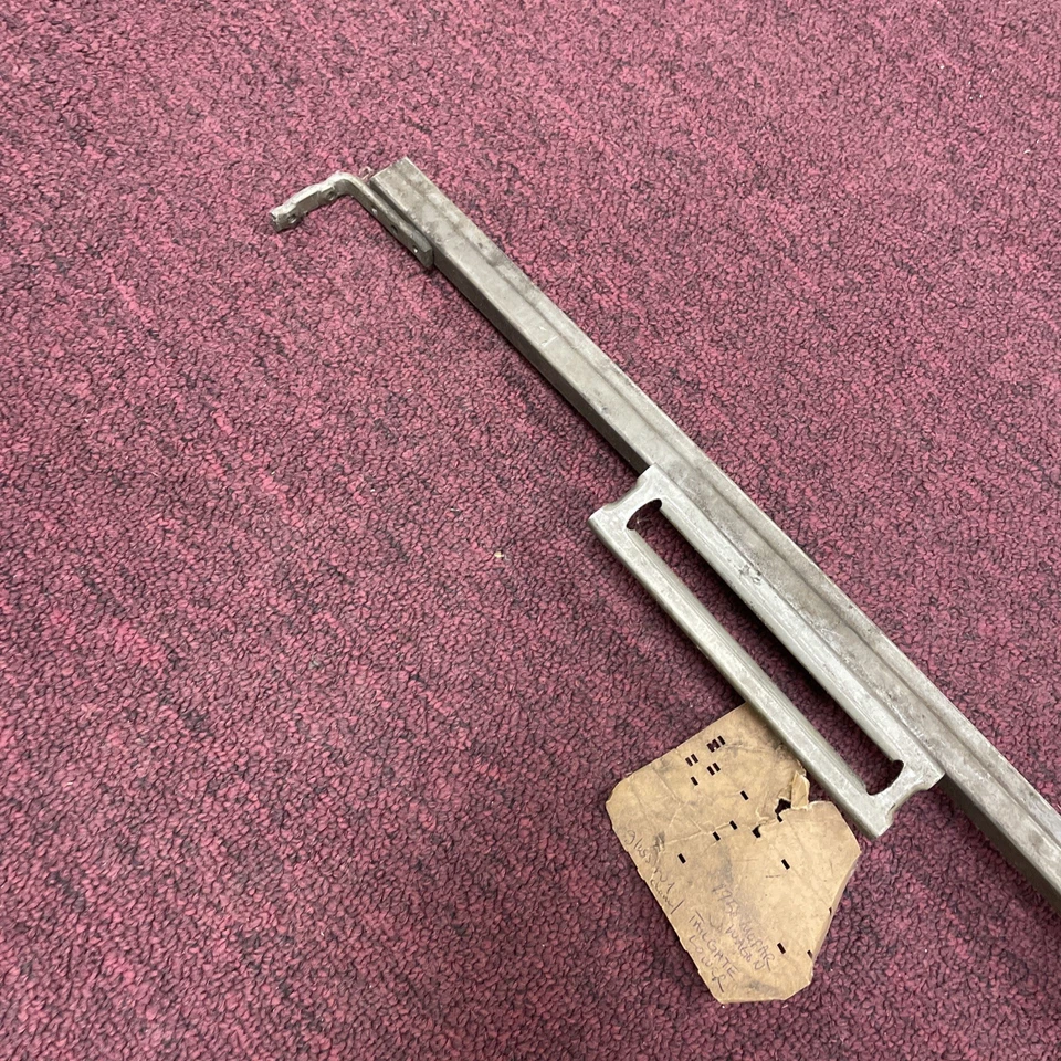 Nuevo de Lote Antiguo 1958 Dodge Chrysler Plymouth Suburban Puerta Trasera Canal Ventana Inferior Foto 4 de 4