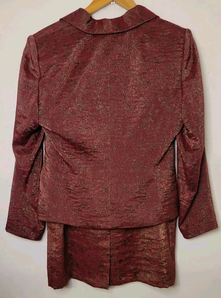 Le Suit Falda Traje Talla Pequeña 8P Conjunto de Dos Piezas Rojo Dorado Jacquard Brillo Foto 3 de 4