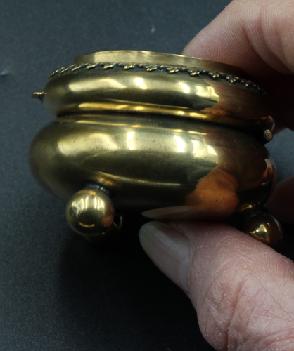 Small Brass Trinket Box Round with Inset Enamel Cross - hinged lid - Foto 5 di 10