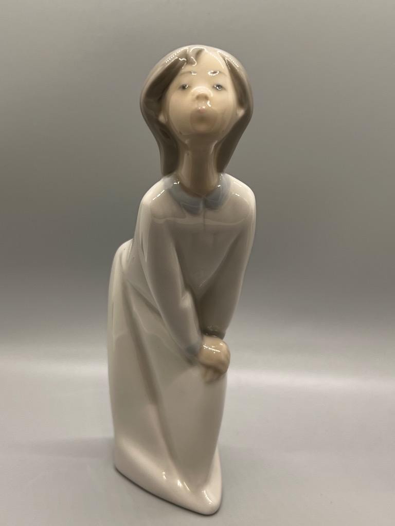 Group of of 2 Lladro Figurines Boy & Girl Kissing Goodnight 1970s