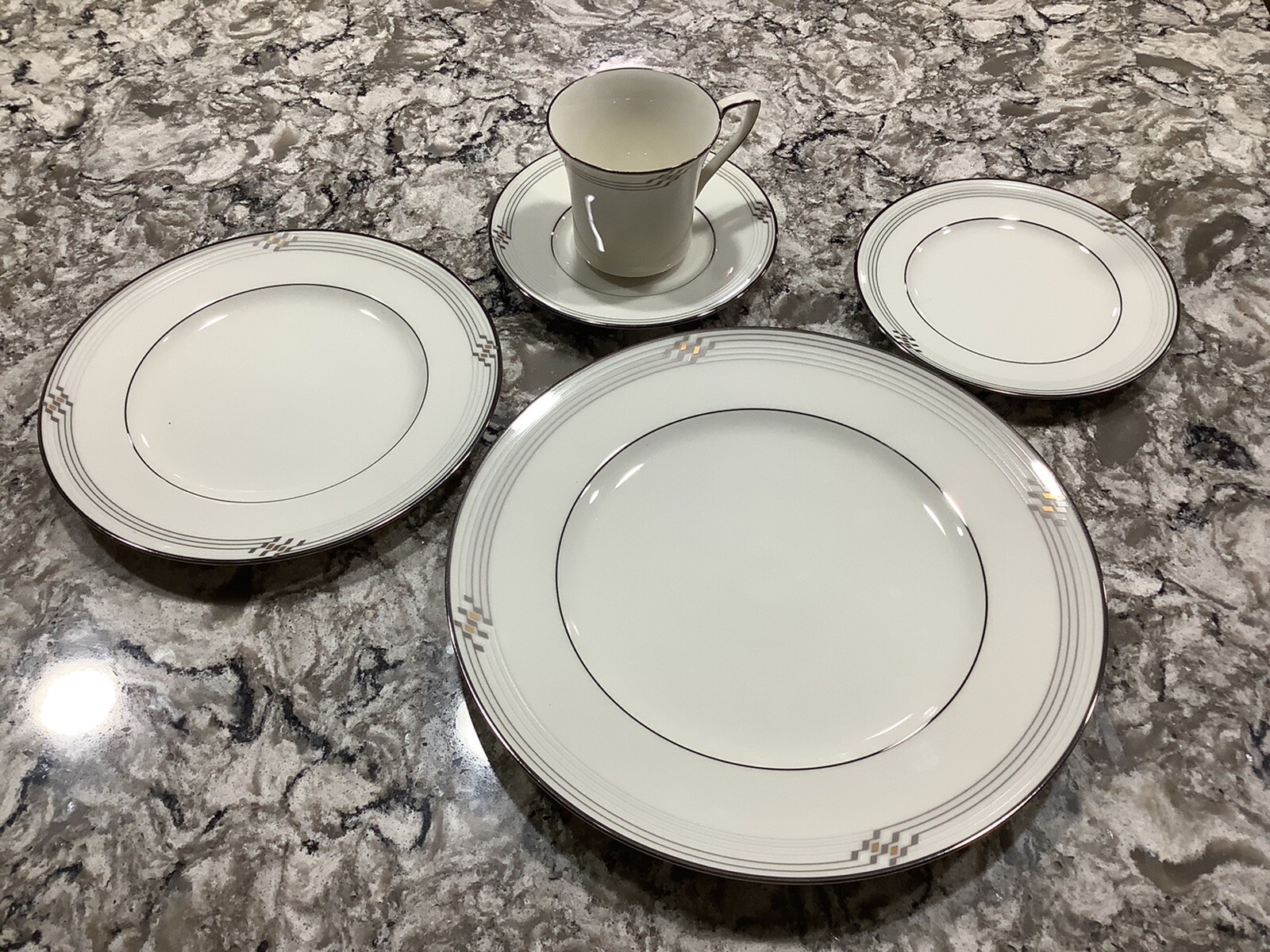 Noritake Traditions 2000 5 Piece Place Setting Merina Platinum #7803. Old Stock